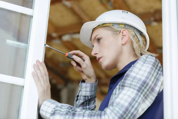 Female Builder Making Adjustment Window Screwdriver — Stock Photo, Image