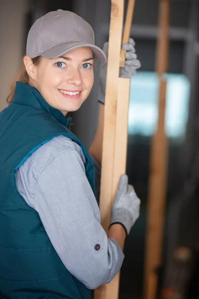 Attractive Female Carpenter Woodshop — Stock Photo, Image