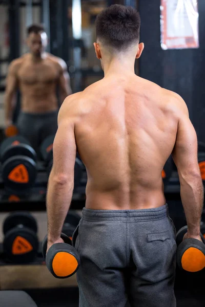 Kräftiger Muskulöser Mann Mit Nacktem Oberkörper — Stockfoto