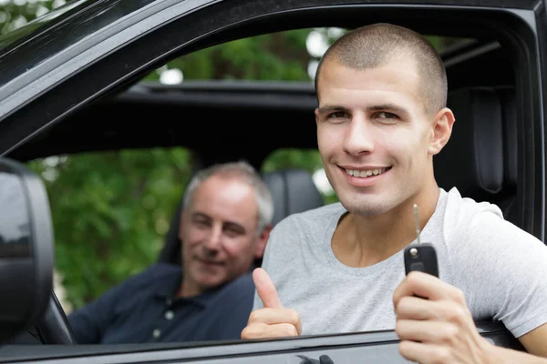 Ελκυστικός Νεαρός Ευτυχισμένος Άνθρωπος Που Δείχνει Νέα Κλειδιά Του Αυτοκινήτου — Φωτογραφία Αρχείου
