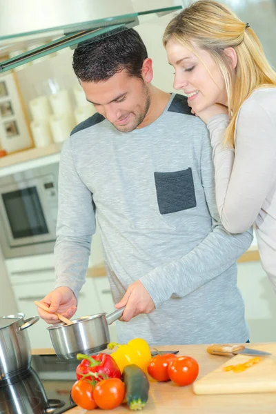 Casal Está Cozinhando Juntos — Fotografia de Stock
