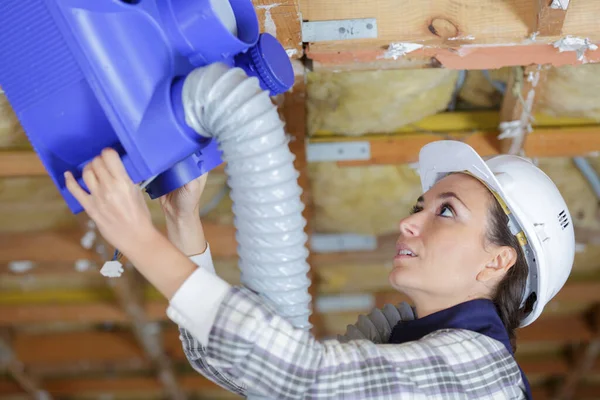 Una Lavoratrice Che Installa Una Scatola Ventilazione — Foto Stock