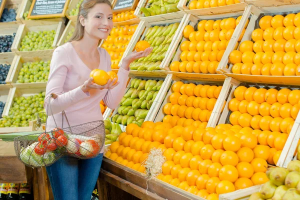 Κρατώντας Μεταλλικό Καλάθι Αγοράζοντας Πορτοκάλια — Φωτογραφία Αρχείου