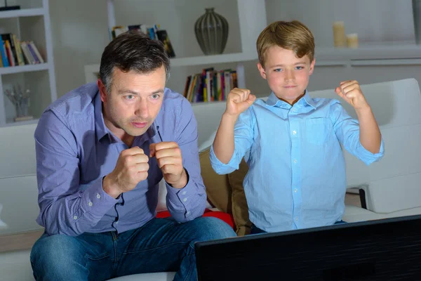 Vader Zoon Angstig Klaar Voor Televisie — Stockfoto