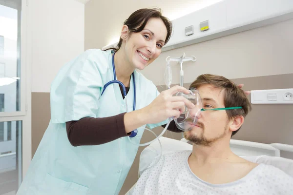 Enfermeira Feliz Colocando Máscara Oxigênio Paciente — Fotografia de Stock