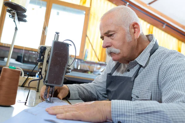 Senior Using Sewing Machine Factory — Stock Photo, Image