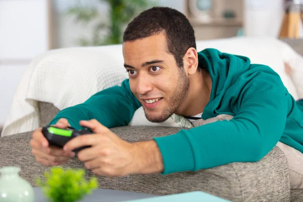 Jongeman Die Thuis Computerspelletjes Speelt — Stockfoto