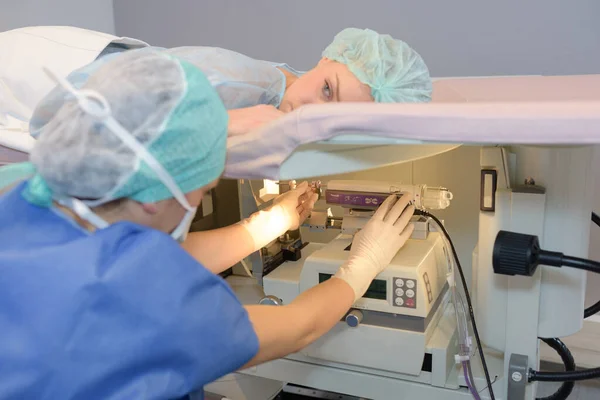 Femme Posée Sur Civière Hôpital Dessus Machine Diagnostic — Photo