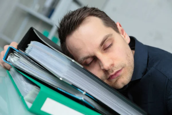 Hombre Cansado Durmiendo Una Carpeta Con Documentos — Foto de Stock