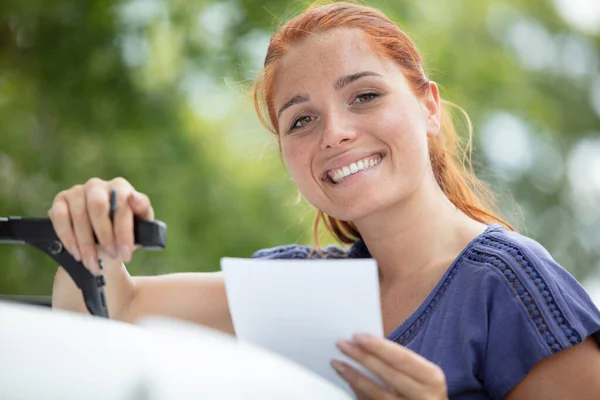 Satisfied Woman Assembly Car Rack — Stock Photo, Image