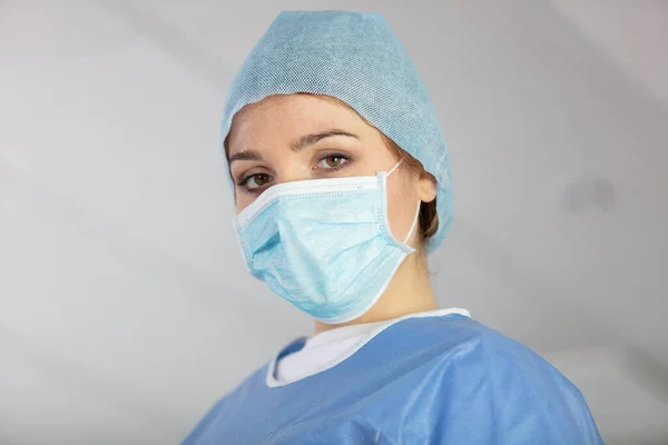在防护面具的女外科医生 — 图库照片