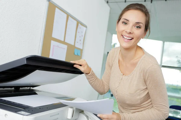 Wanita Tersenyum Membuat Fotokopi Kantor — Stok Foto