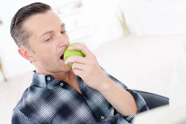 Άνθρωπος Τρώει Μήλο — Φωτογραφία Αρχείου