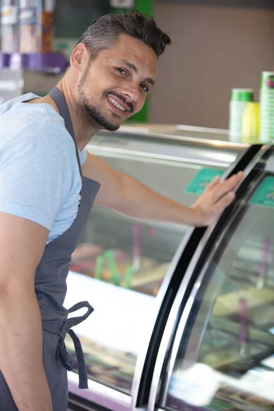ビーチでエプロンと笑顔のアイスクリーム車従業員 — ストック写真