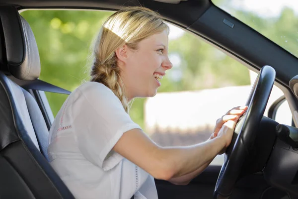 Bir Arabanın Içindeki Sinirli Kadın Sürücü — Stok fotoğraf