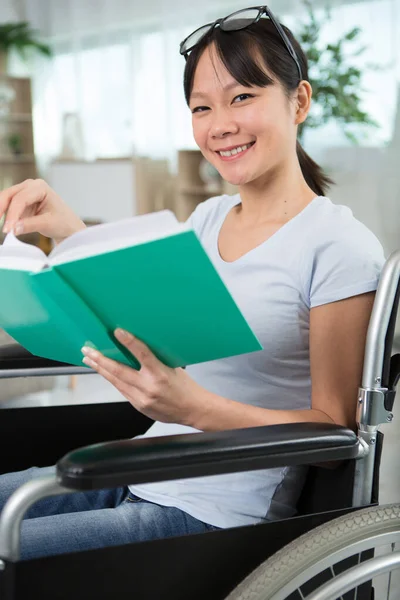 Tekerlekli Sandalyede Kitap Okuyan Genç Bir Kadın — Stok fotoğraf