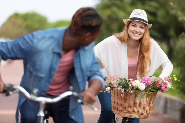 Lyckliga Paret Går För Cykel Tur Parken — Stockfoto