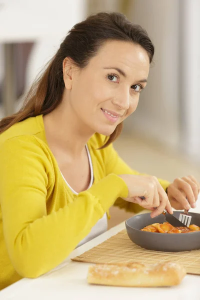 Portret Atrakcyjnej Uśmiechniętej Kobiety Jedzącej — Zdjęcie stockowe