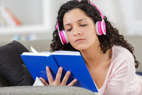 Lány Olvasás Könyv Viselése Közben Fülhallgató — Stock Fotó