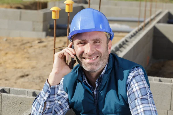 Manuell Arbetare Som Använder Telefon Byggarbetsplats — Stockfoto