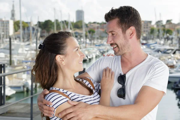 Ein Glückliches Touristenpaar Hafen — Stockfoto