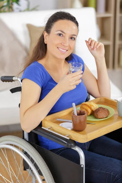 Behinderte Frau Zum Frühstück Bereit — Stockfoto