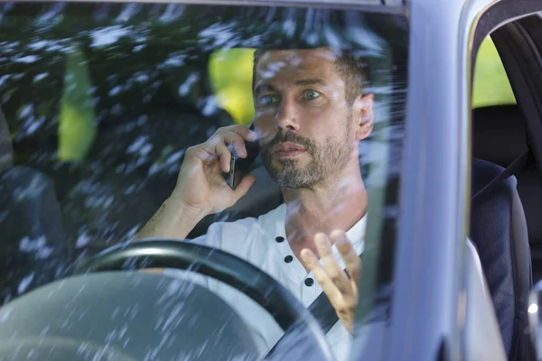 Muž Řidič Mluví Mobilním Telefonu Autě — Stock fotografie