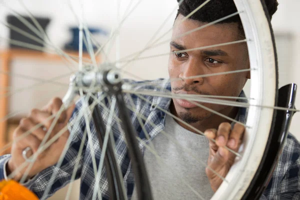 Nahaufnahme Eines Mannes Der Ein Fahrrad Repariert — Stockfoto