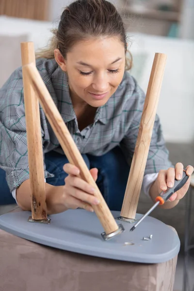 Mujer Joven Renovando Silla Molienda —  Fotos de Stock