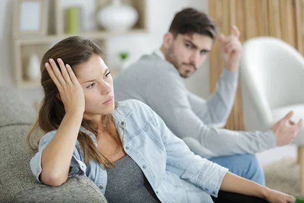 Unglückliches Paar Spricht Nach Streit Hause Nicht — Stockfoto