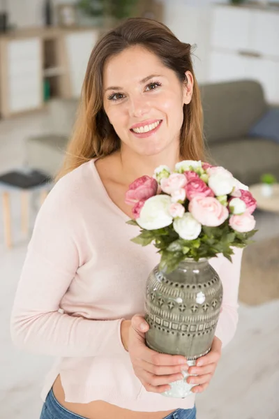 Krásná Žena Drží Vázu Růží — Stock fotografie