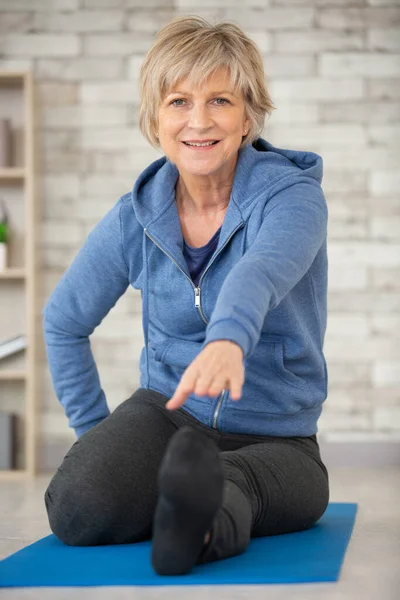 Senior Kvinna Utövar Hemmet Gym — Stockfoto