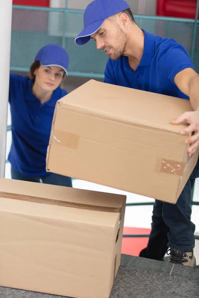 Móveis Masculinos Femininos Que Transportam Caixas — Fotografia de Stock