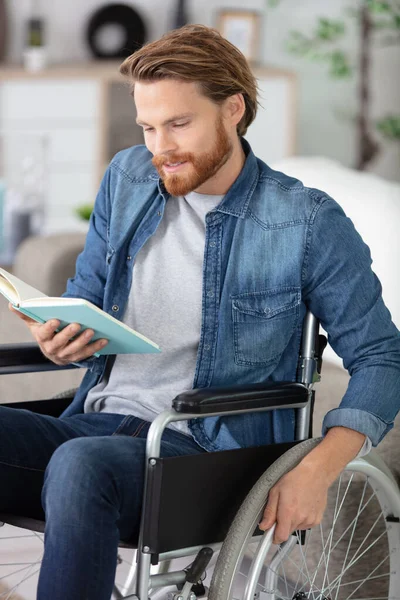 Körperbehinderter Mann Rollstuhl Mit Buch — Stockfoto