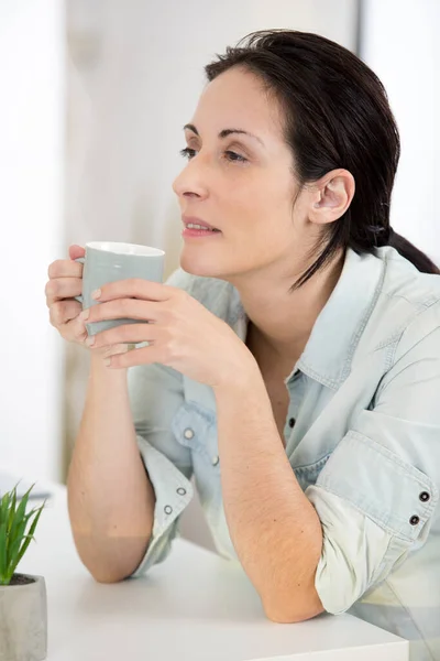 Vrouw Dagdromen Terwijl Het Vasthouden Van Koffie Kopje — Stockfoto