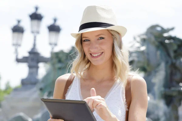 Jeune Touriste Femme Souriant Navigation Sur Une Tablette — Photo