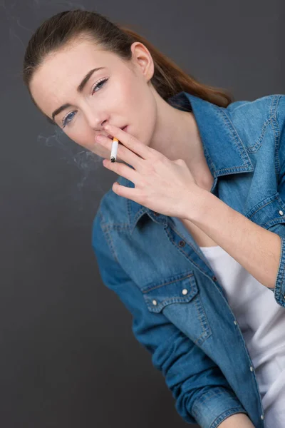 Frau Genießt Ihre Zigarette — Stockfoto