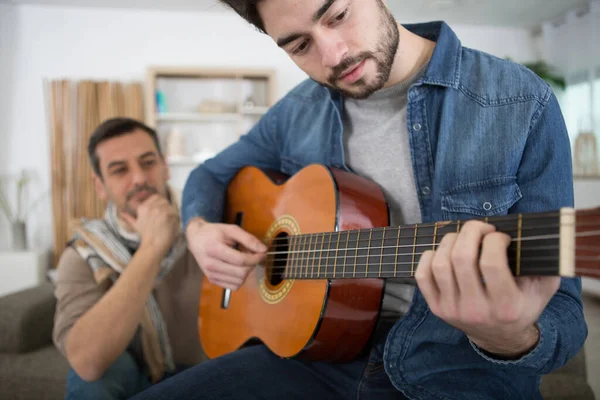 Nastolatek Uczy Się Grać Gitarze — Zdjęcie stockowe