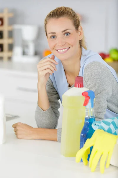 Uma Mulher Durante Progresso Limpeza — Fotografia de Stock