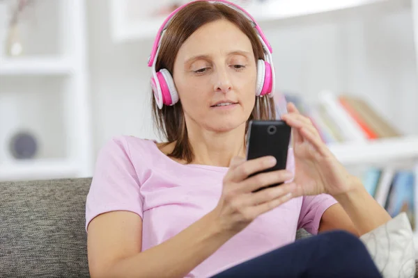 Kvinna Lyssnar Sin Telefon — Stockfoto