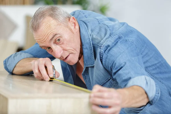 Senior Als Handwerker Bei Holzvermessung Schreinerei — Stockfoto