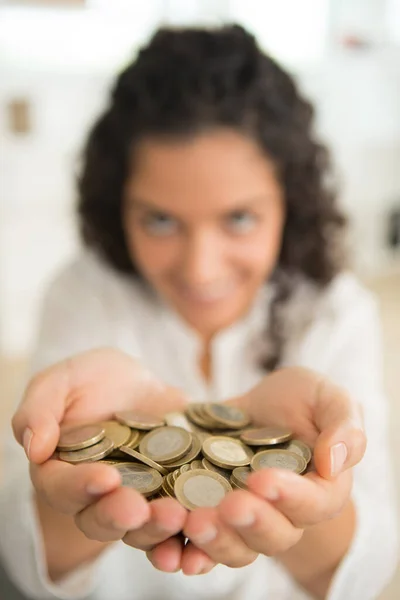 Mujer Con Monedas Mano — Foto de Stock