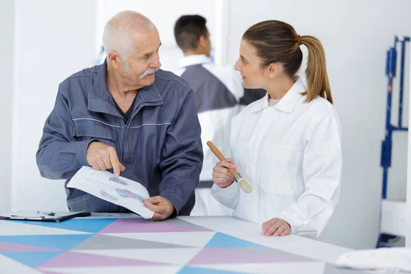 Portrait Two Workers Decorating Team — Stock Photo, Image