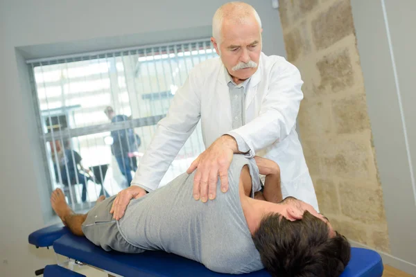 Physiotherapeut Arbeitet Männlichen Patienten — Stockfoto