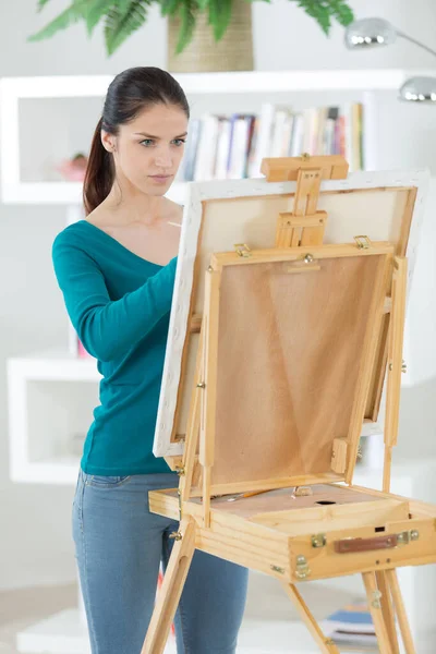 Kvinnan Målning Staffli — Stockfoto