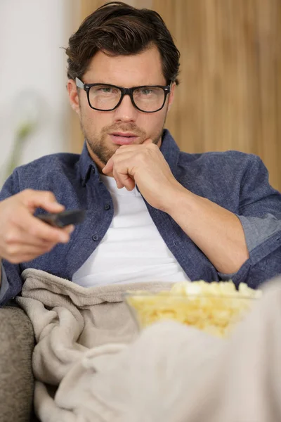 Mann Mit Fernbedienung Und Popcorn — Stockfoto