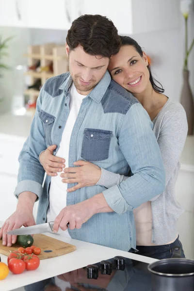 Paar Umarmt Und Stützt Sich Auf Küchentheke Küche — Stockfoto