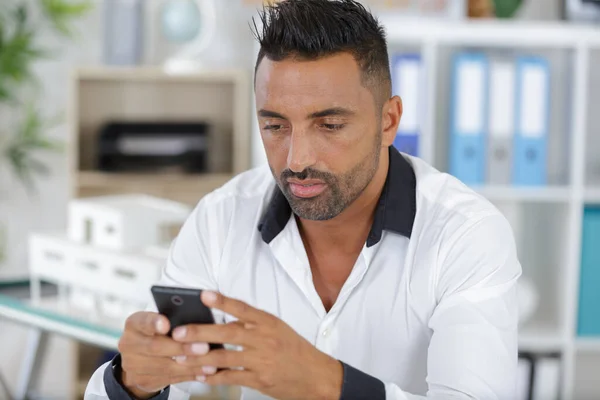 Masculino Trabalhando Usando Telefone Como Uma Calculadora — Fotografia de Stock