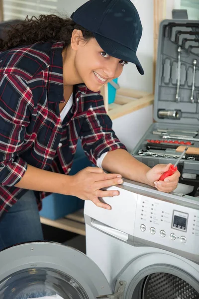 Femme Réparer Réfrigérateur Avec Client — Photo