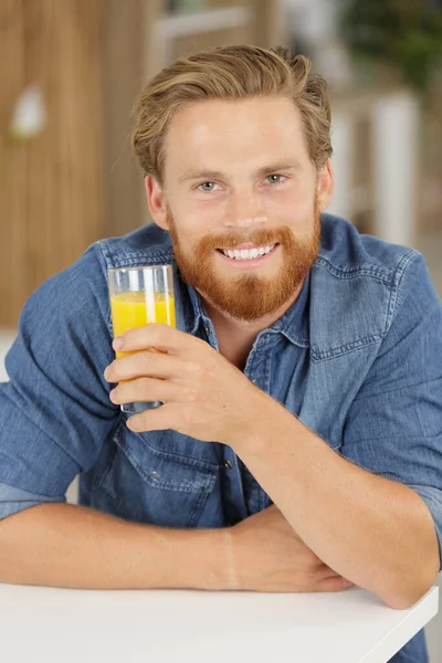 Mężczyzna Trzymający Szklankę Soku Pomarańczowego — Zdjęcie stockowe